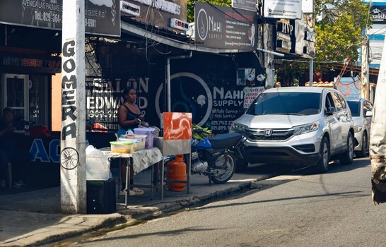 Entre desconfianza y dificultades econ&oacute;micas: dominicanos explican por qu&eacute; viven solo del efectivo