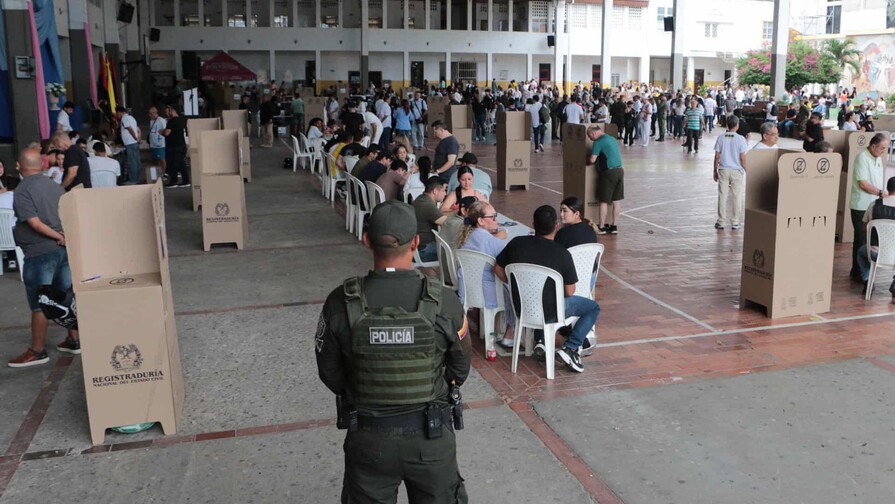Colombia cierra los colegios electorales y empieza el conteo de los votos para presidente Colombia cierra los colegios electorales y empieza el conteo de los votos para presidente