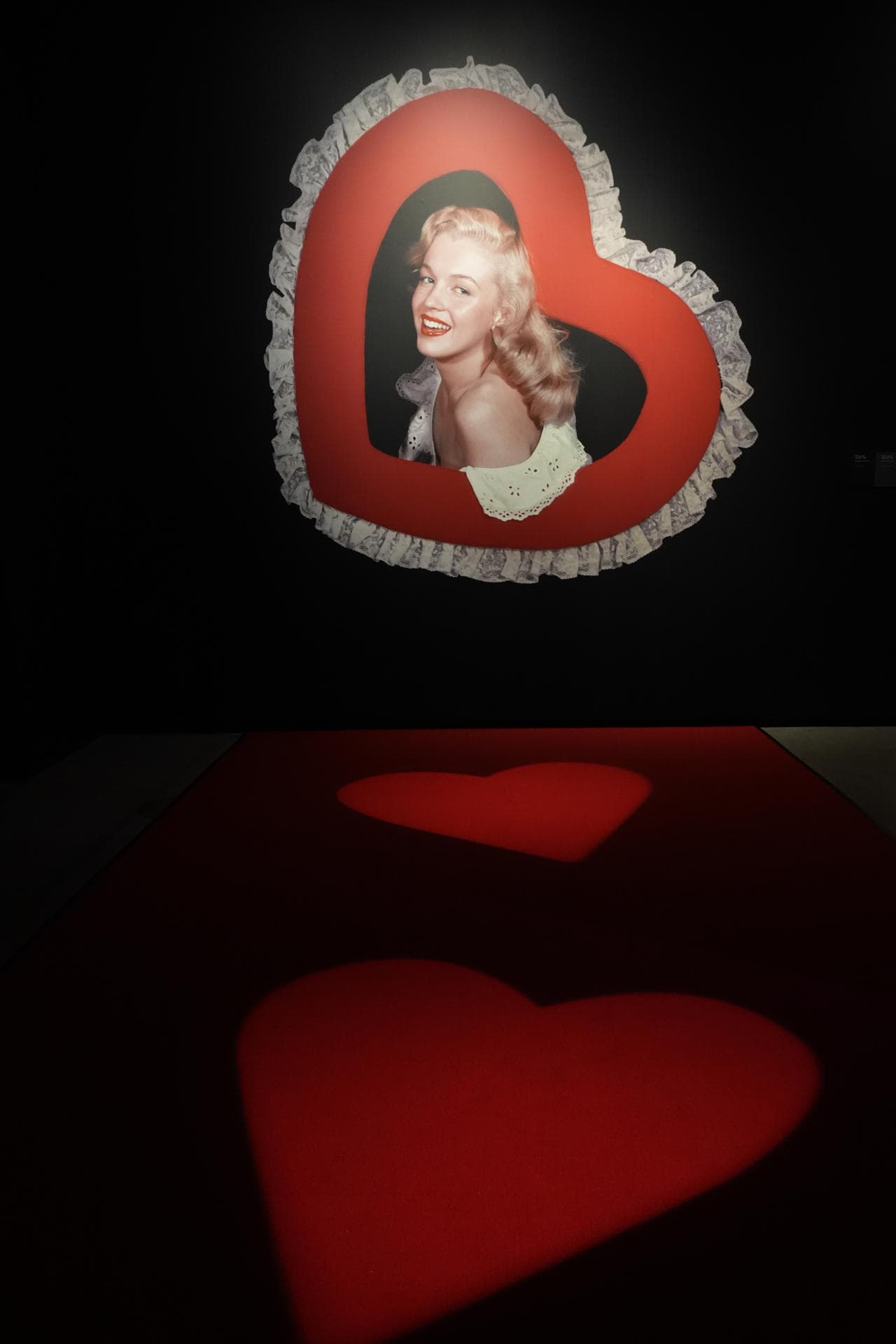 Una imagen de Marilyn Monroe exhibida en la muestra que conmemora el centenario de su nacimiento en Los Ángeles.