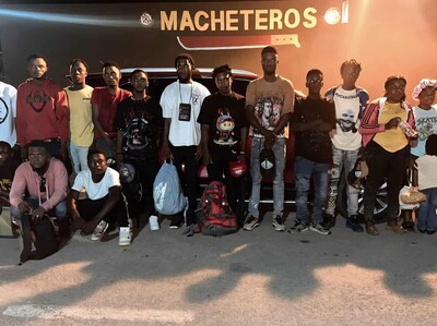 Interceptan vehículo con 17 haitianos indocumentados