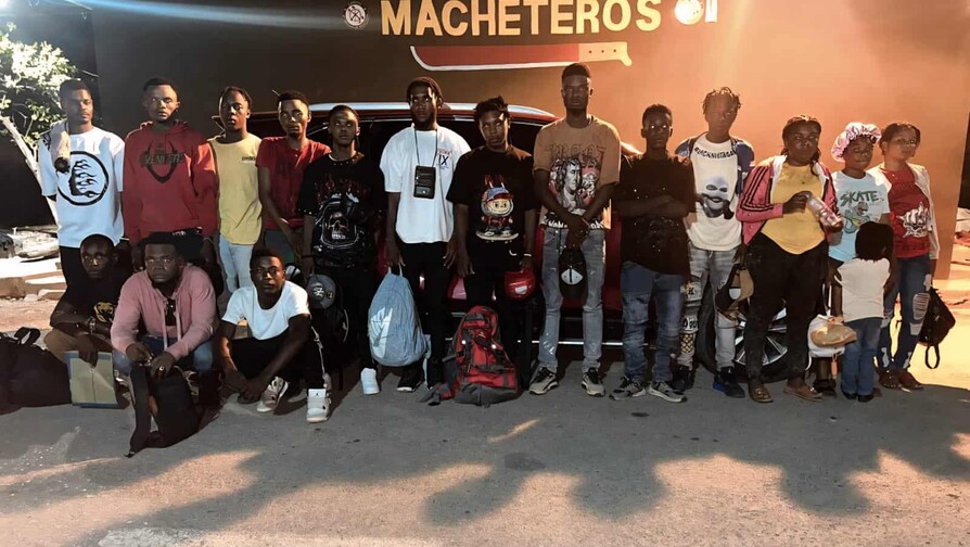 El Ejército intercepta una yipeta con 17 haitianos indocumentados en Santiago Rodríguez El Ejército intercepta una yipeta con 17 haitianos indocumentados en Santiago Rodríguez
