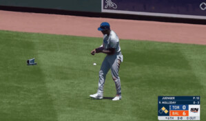 VIDEO | Jes&uacute;s S&aacute;nchez sale lastimado tras ser golpeado por una pelota lanzada desde las gradas