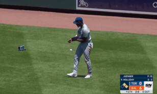 VIDEO | Jes&uacute;s S&aacute;nchez sale lastimado tras ser golpeado por una pelota lanzada desde las gradas