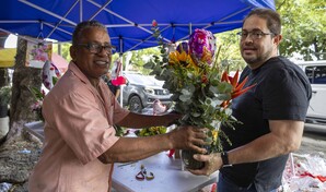 Con flores y velones m&aacute;s costosos, dominicanos recuerdan a sus madres fallecidas