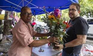 Con flores y velones m&aacute;s costosos, dominicanos recuerdan a sus madres fallecidas