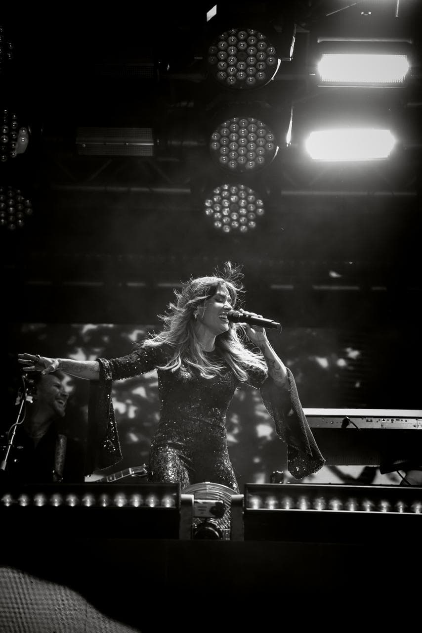 Kany García durante su actuación anoche en Estadio Quisqueya.