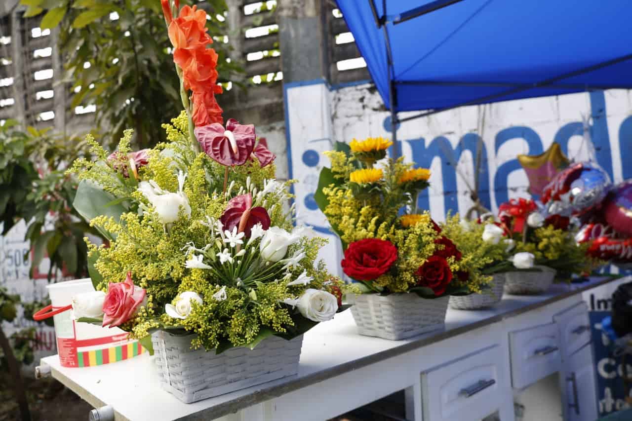 Flores de distintos colores y tamaños fueron adquiridas por familiares para rendir homenaje a sus madres en los cementerios.