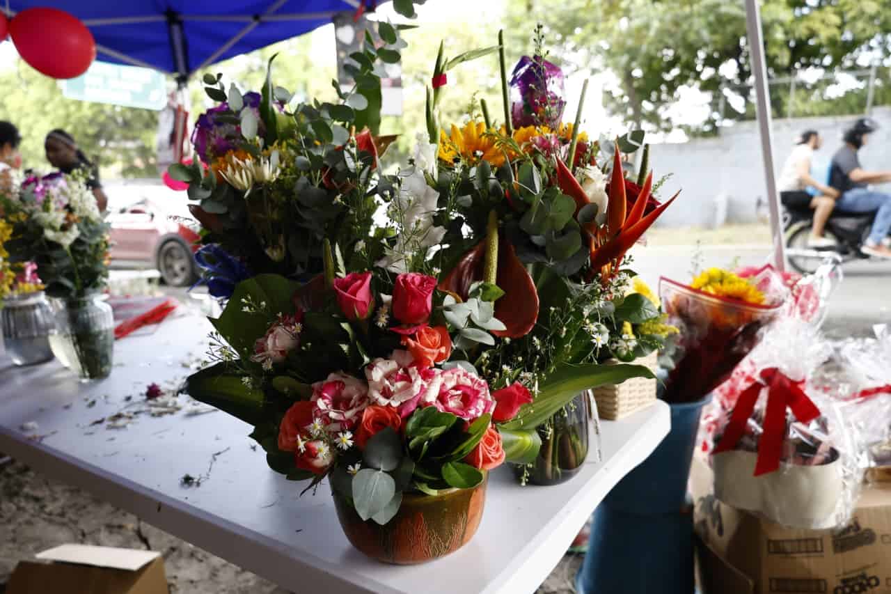 Arreglos florales preparados para honrar la memoria de las madres fallecidas durante la celebración de su día.