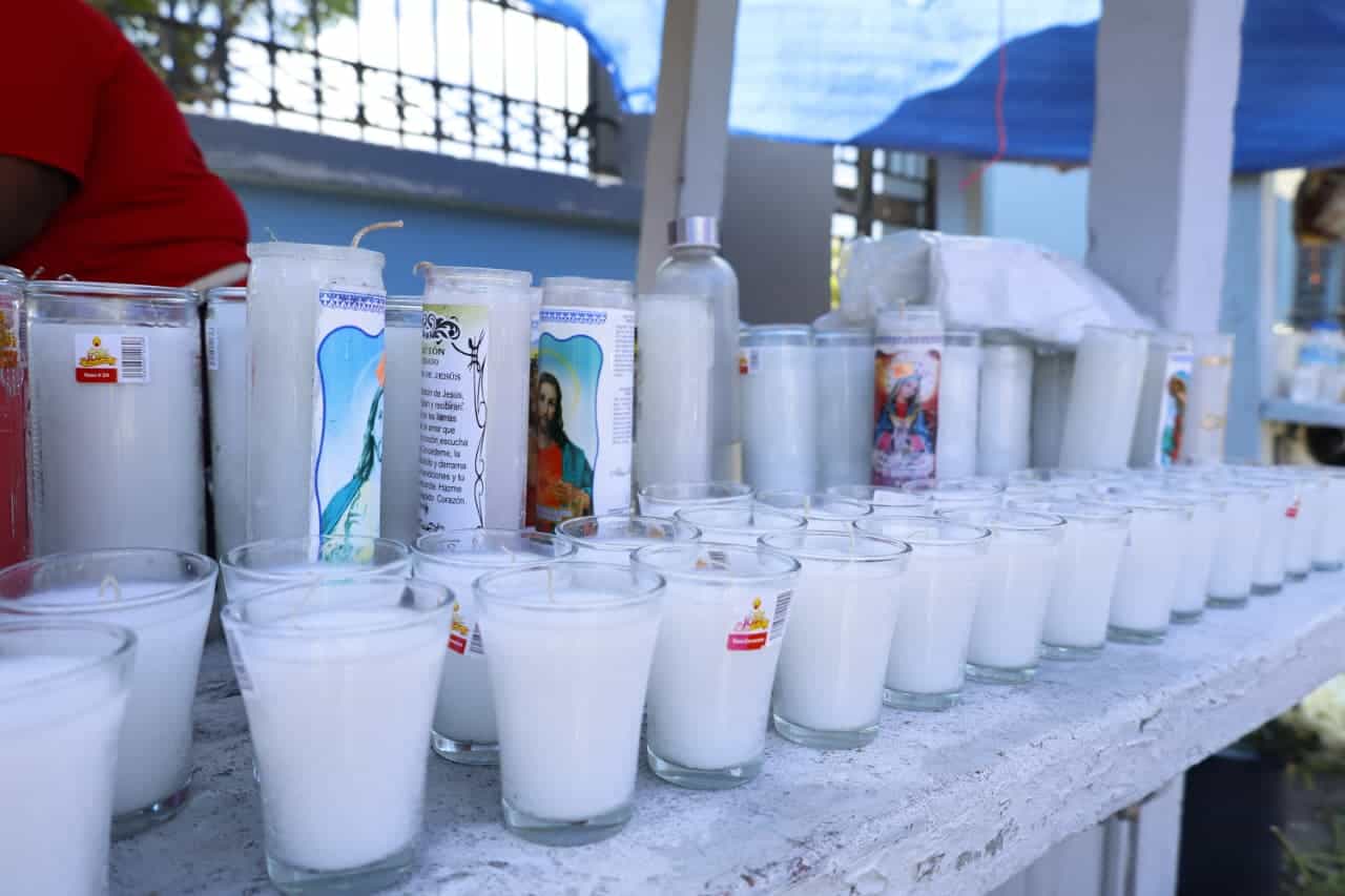 Los velones formaron parte de las ofrendas colocadas por quienes visitaron las tumbas durante la fecha conmemorativa.