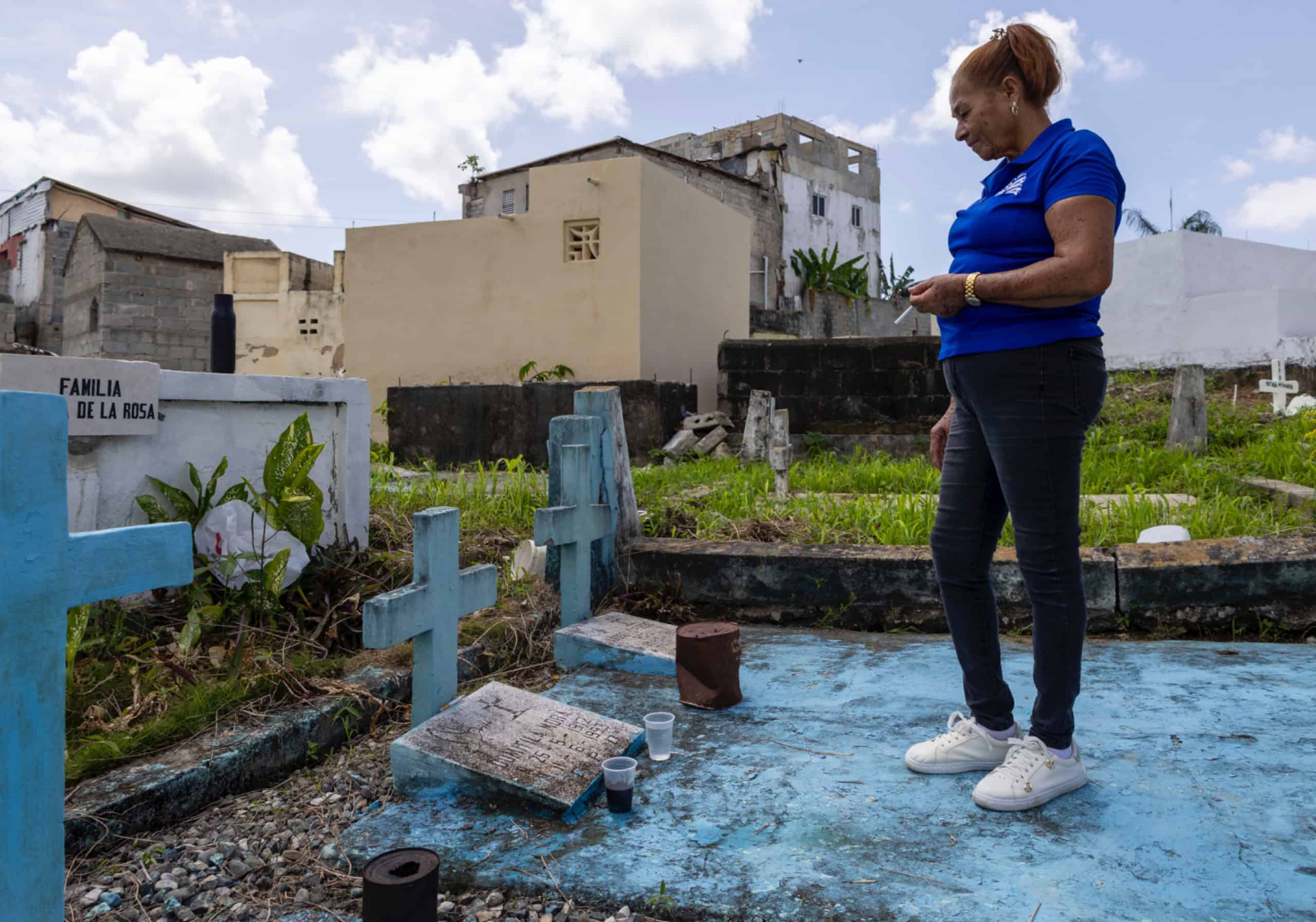 Un vaso de café y otro de agua fueron colocados por Julia Encarnación en memoria de las costumbres que identificaban a su madre.