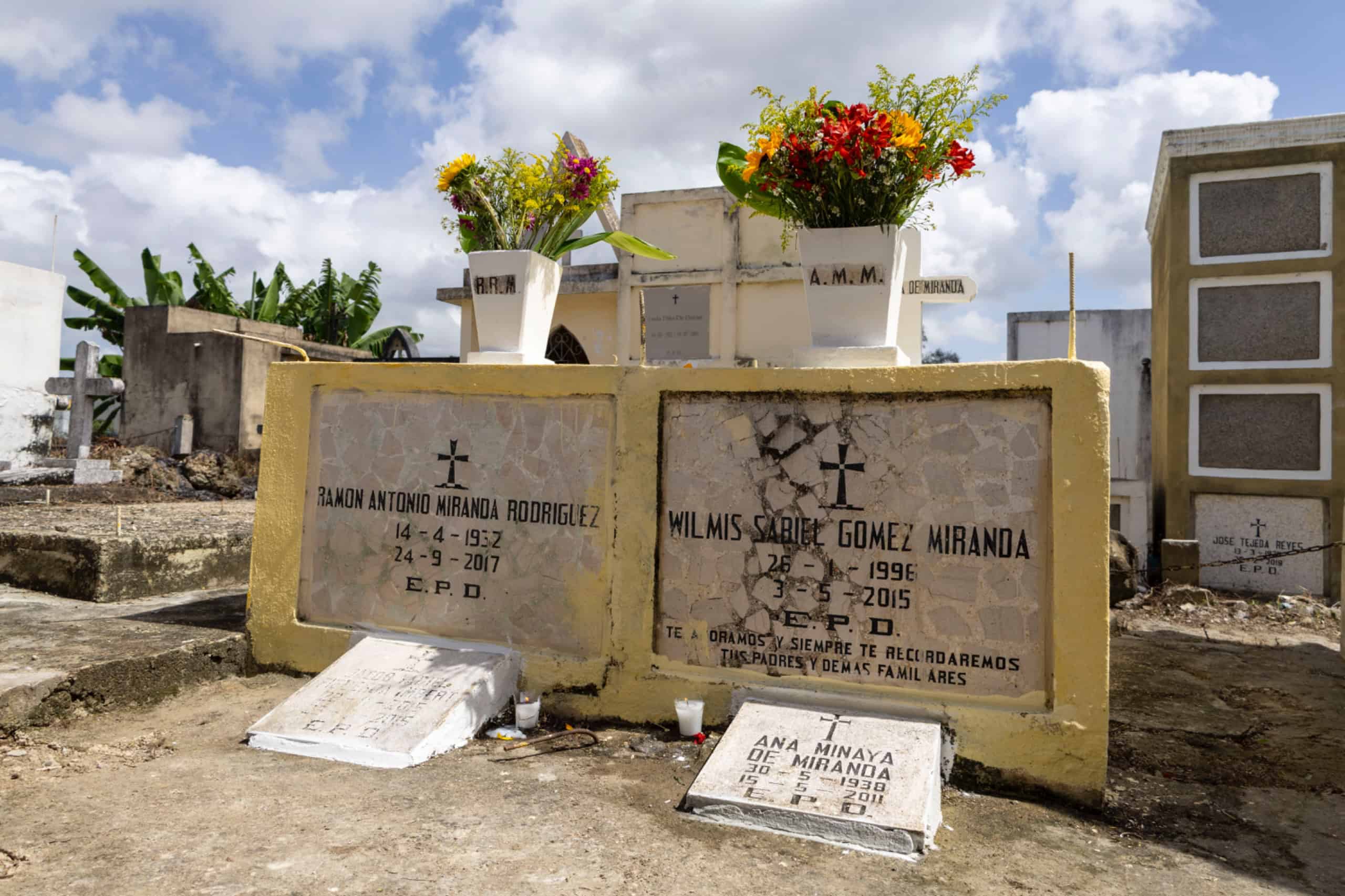 Arreglos florales adornan las tumbas de madres fallecidas durante la conmemoración del Día de las Madres