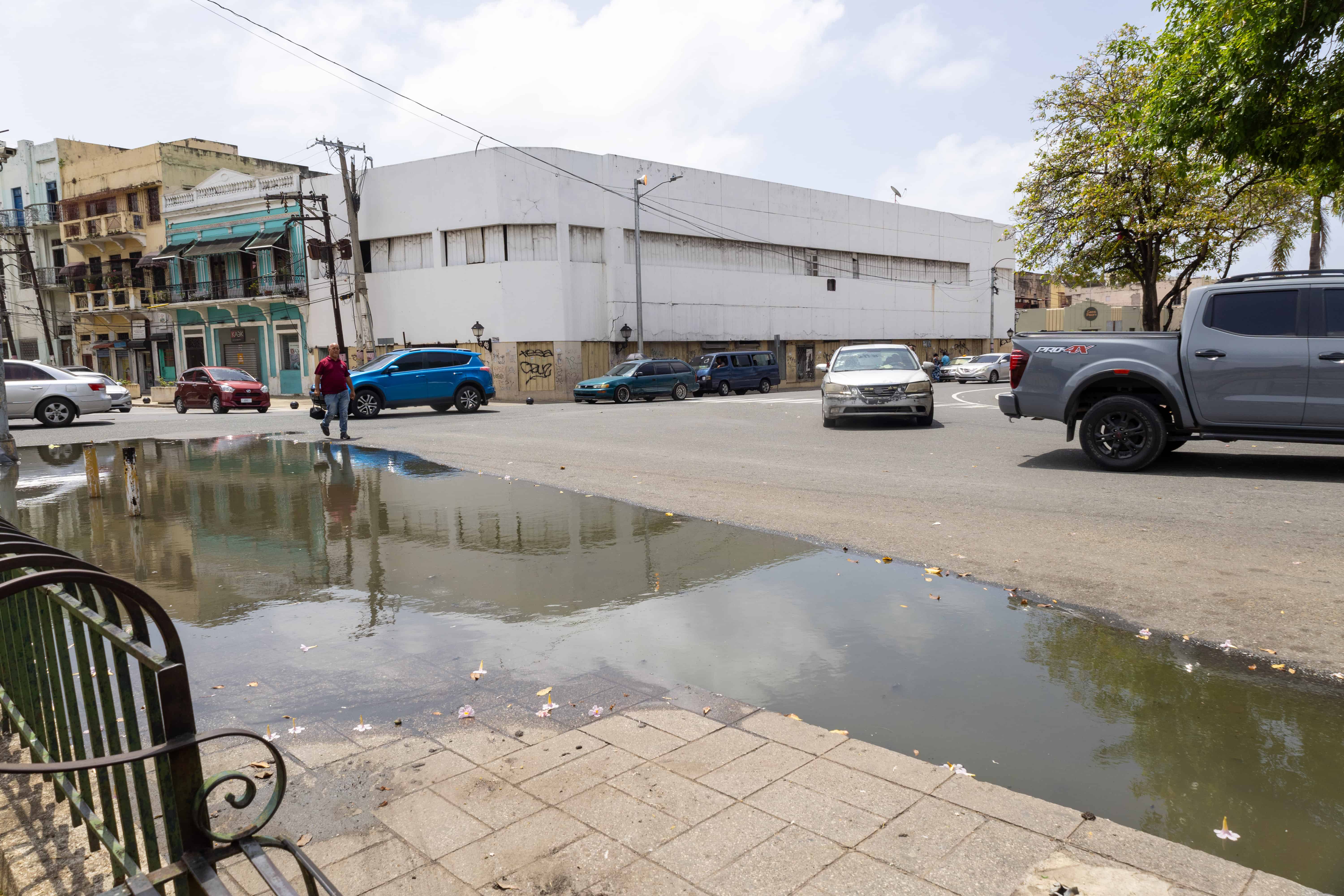 Charco de aguas residuales en la Bolívar con Palo Hincado.