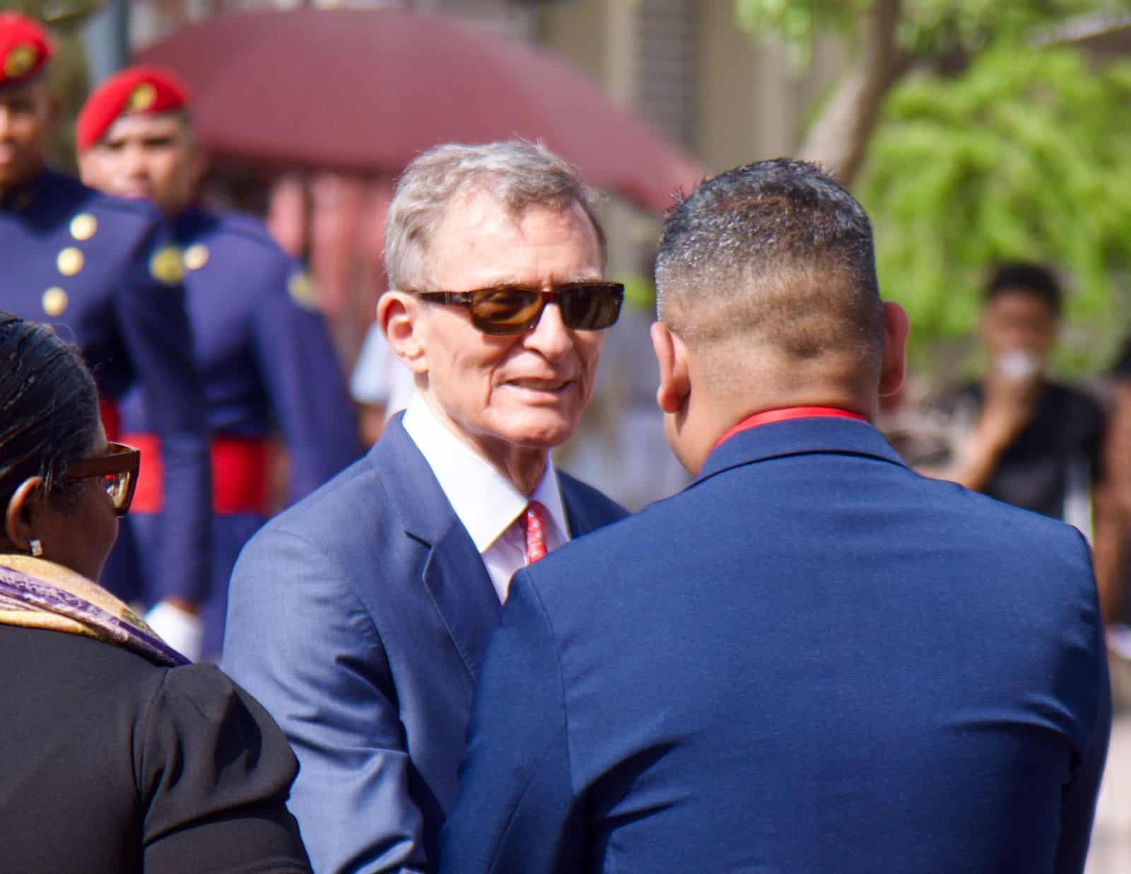 El canciller Roberto Álvarez durante la entrega de una ofrenda floral en el Altar de la Patria.
