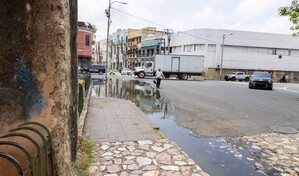 Desborde cloacal convierte aceras de Ciudad Nueva en foco de contaminaci&oacute;n