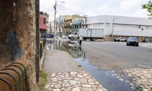 Desborde cloacal convierte aceras de Ciudad Nueva en foco de contaminaci&oacute;n