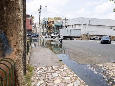 Aguas residuales afectan tránsito peatonal en calle Palo Hincado
