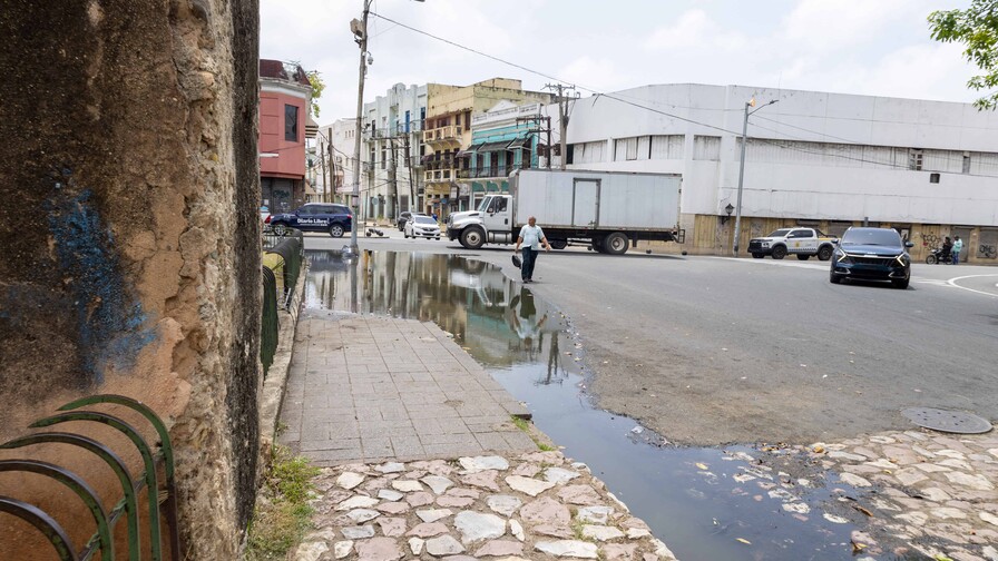 Desborde cloacal convierte aceras de Ciudad Nueva en foco de contaminación Desborde cloacal convierte aceras de Ciudad Nueva en foco de contaminación