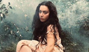 Charli XCX anuncia su &aacute;lbum Music, Fashion, Film, con Marc Jacobs y Scorsese en portada