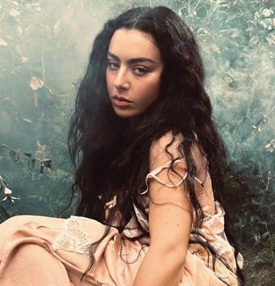 Charli XCX anuncia su &aacute;lbum Music, Fashion, Film, con Marc Jacobs y Scorsese en portada