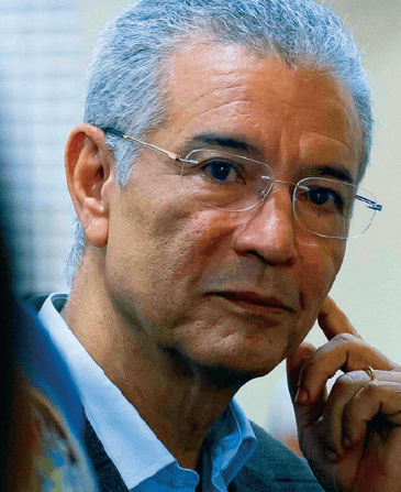 Abogado enviado a juicio. Se le acusa  de asociarse con otros imputados para agilizar el pago de las expropiaciones de terrenos declarados de utilidad pública “sin cumplir los requisitos mínimos”. Se le señala incluso de usar “documentos falsos, firmados por personas fallecidas”.
