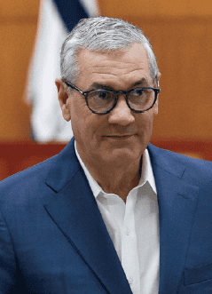 Exministro de Obras Públicas y excandidato presidencial, descargado por el tribunal. El Ministerio Público lo imputa de corrupción, violación a la ley de partidos políticos, soborno y lavado de activos. 