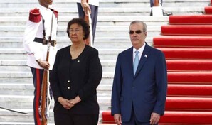 La presidenta de Surinam llega al Palacio Nacional con su equipo econ&oacute;mico para hablar de negocios