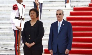 La presidenta de Surinam llega al Palacio Nacional con su equipo econ&oacute;mico para hablar de negocios