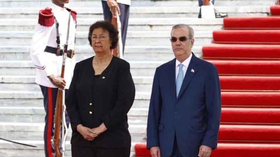 La presidenta de Surinam llega al Palacio Nacional con su equipo económico para hablar de negocios La presidenta de Surinam llega al Palacio Nacional con su equipo económico para hablar de negocios