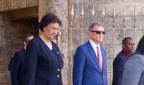 Presidenta de Surinam y el canciller &Aacute;lvarez depositan ofrenda floral en el Altar de la Patria