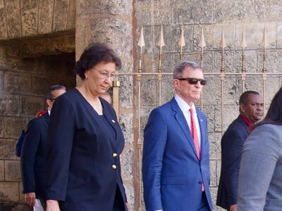 Visita presidenta Surinam y ofrenda floral en Altar de la Patria