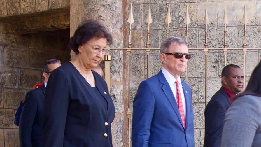 Presidenta de Surinam y el canciller Álvarez depositan ofrenda floral en el Altar de la Patria Presidenta de Surinam y el canciller Álvarez depositan ofrenda floral en el Altar de la Patria
