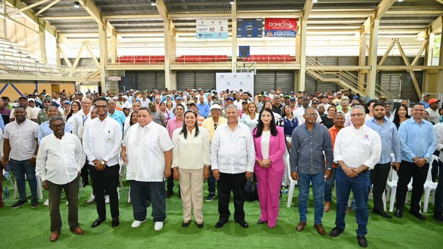 El IAD inicia en Azua plan de titulación que beneficiará a más de 4,000 parceleros El IAD inicia en Azua plan de titulación que beneficiará a más de 4,000 parceleros