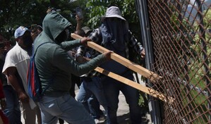 Maestros mexicanos realizan actos violentos y bloqueos en medio de di&aacute;logo con Gobierno