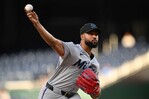 Los Marlins rompen su racha de derrotas con s&oacute;lido pitcheo de Alc&aacute;ntara y festival de jonrones