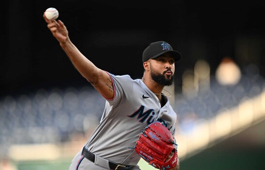 Los Marlins rompen su racha de derrotas con s&oacute;lido pitcheo de Alc&aacute;ntara y festival de jonrones