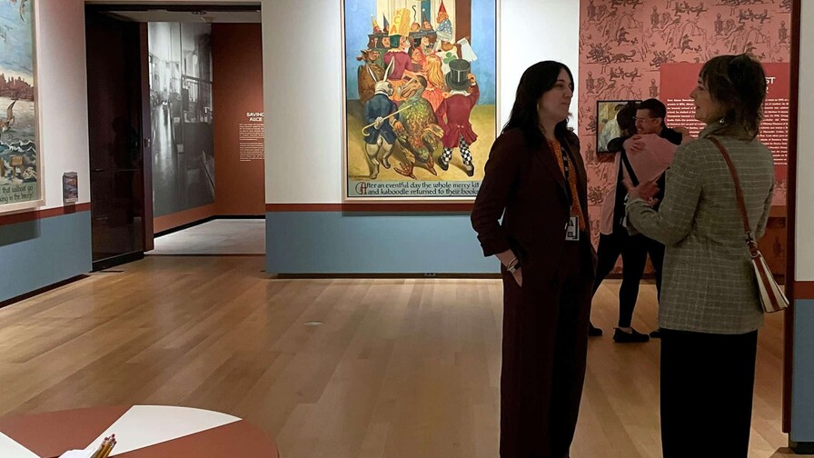 El Museo de de Nueva York presenta un mural sobre Alicia en el País de las Maravillas El Museo de de Nueva York presenta un mural sobre Alicia en el País de las Maravillas