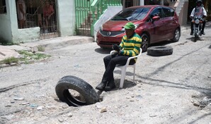 Calle Celestino Rom&aacute;n se hunde entre polvo y abandono