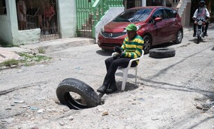 Calle Celestino Rom&aacute;n se hunde entre polvo y abandono