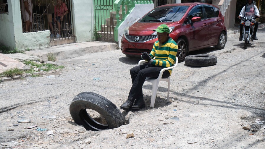 Calle Celestino Rom&aacute;n se hunde entre polvo y abandono
