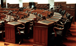 &iquest;De qui&eacute;n es la curul? El v&iacute;nculo jur&iacute;dico latente entre la persona f&iacute;sica y el partido