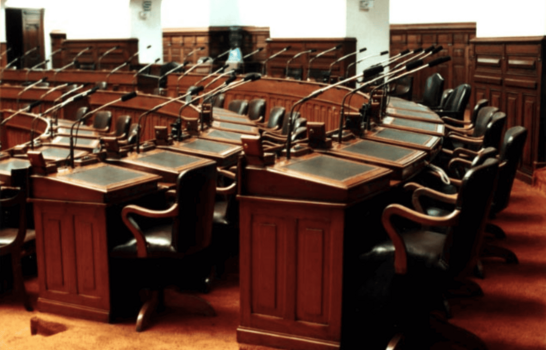 &iquest;De qui&eacute;n es la curul? El v&iacute;nculo jur&iacute;dico latente entre la persona f&iacute;sica y el partido