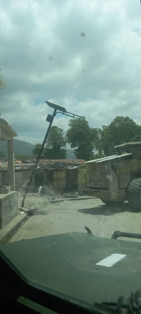 Fotografías difundidas por la Policía Nacional de Haití (PNH) muestran vehículos oficiales patrullando las calles de Village de Dieu durante el operativo.