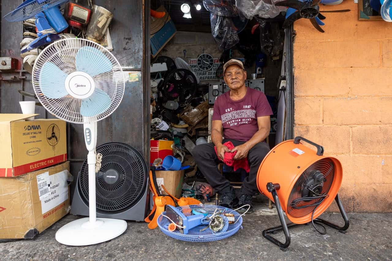 Luis Manuel, t&eacute;cnico de electrodom&eacute;sticos que asegura los arreglos y ventas de abanicos son bajas.
