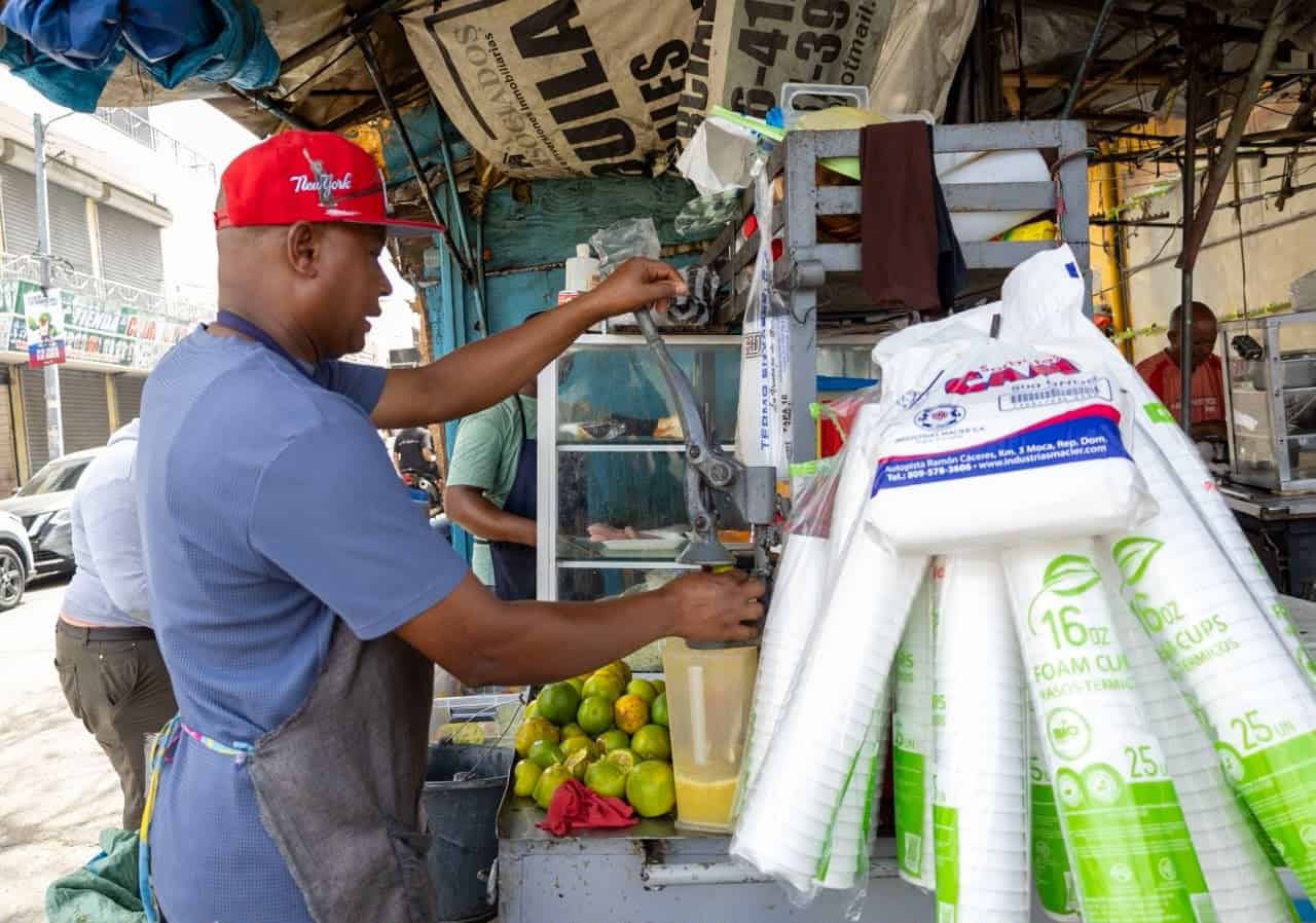 Vendedor de jugos en la calle dice que a pesar del calor, las ventas no son muy elevadas.