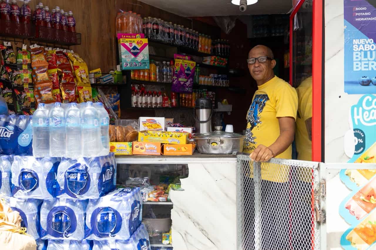 Alexander Ventura, un comerciante que dice se ha incrementado la venta de agua, jugos y refrescos por las altas temperaturas.