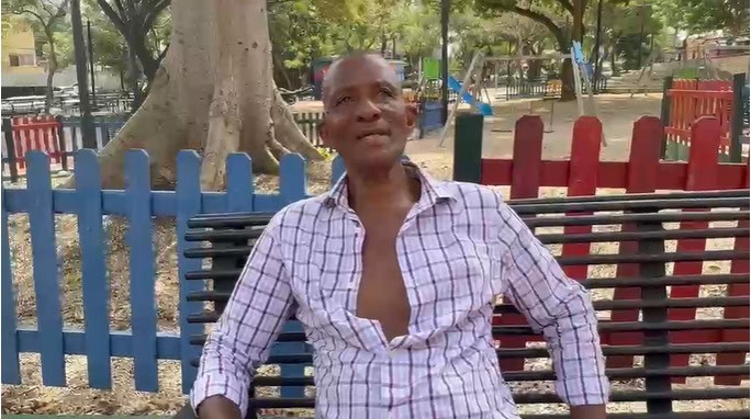 El se&ntilde;or Narcizo va a un parque a sentarse debajo de un &aacute;rbol para mitigar el calor.