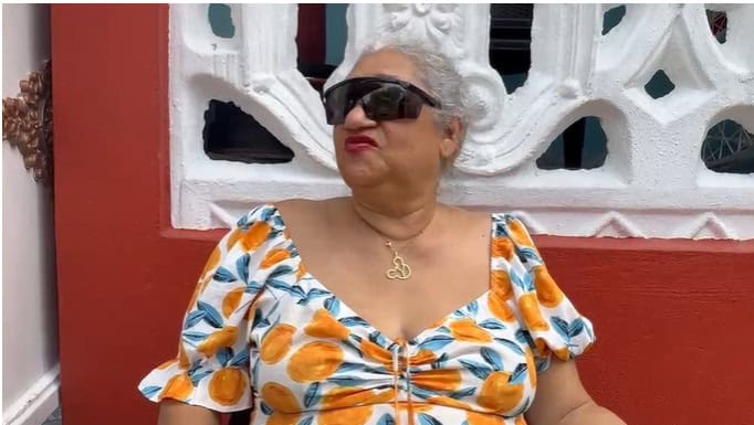 Do&ntilde;a Violeta Batista ha tenido que optar por salir de su apartamento a tomar aire en la acera del edificio donde vive.