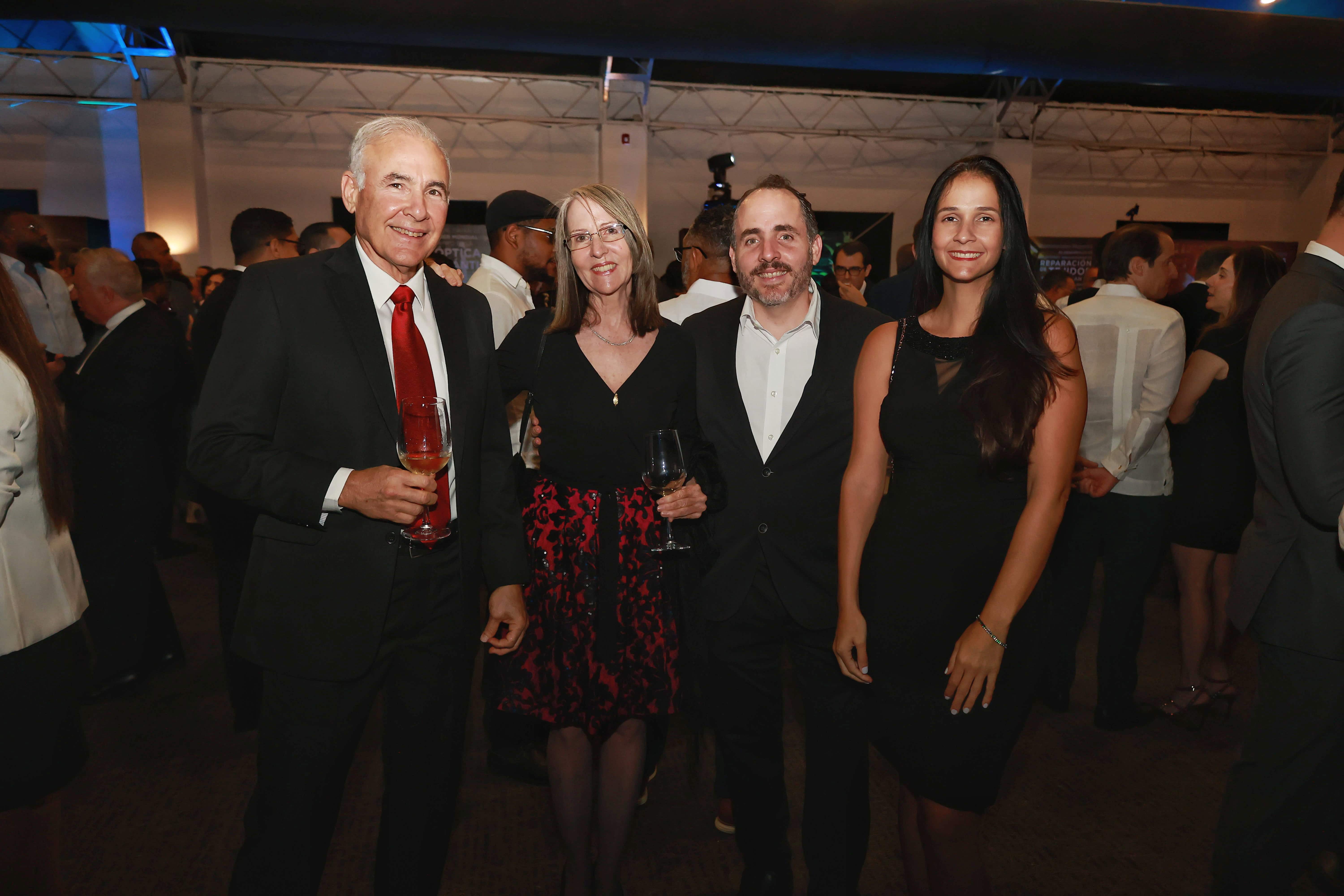 Ricardo Delmonte, Mery Beltrán, Alan Delmonte y Lilian Geraldino.
