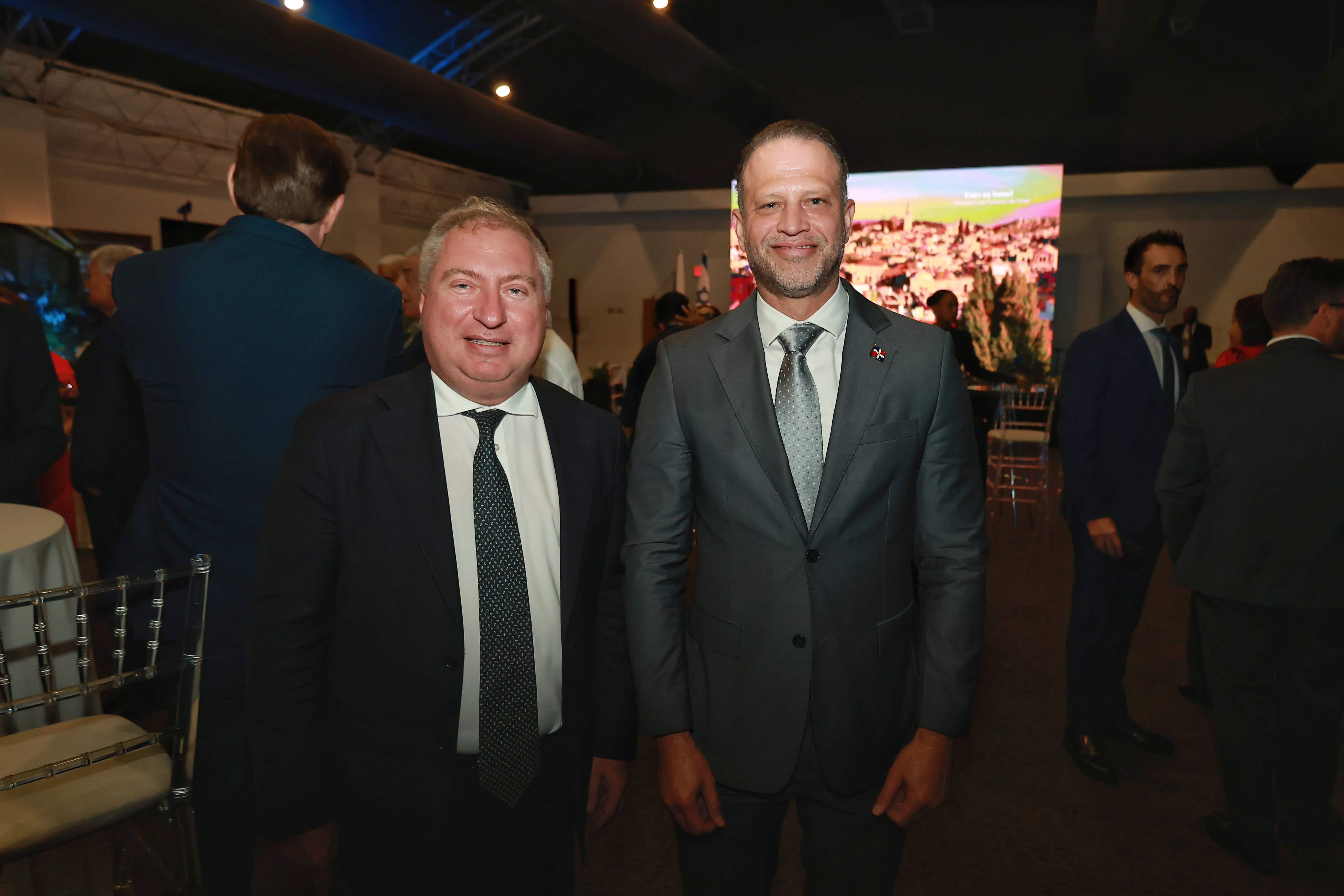 Sergio Maffettone, embajador de Italia, y Daniel Peña.