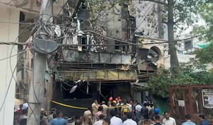 Al menos una veintena de muertos por un incendio en un hotel de la capital de India